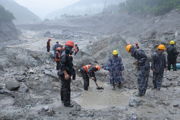 ▲▼救難人員於尼泊爾拉斯瓦縣 (Rasuwa) 的翠樹里3A水力發電工程 (Trishuli 3A Hydropower Project) 隧道附近展開救援行動。（圖／路透）