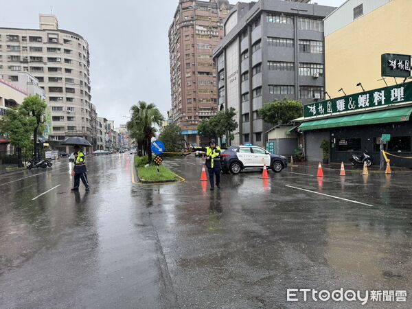 ▲▼今晨高雄市前鎮區路樹倒塌,砸中2輛汽車,差一點波及一旁的機車。(圖/記者吳世龍翻攝)
