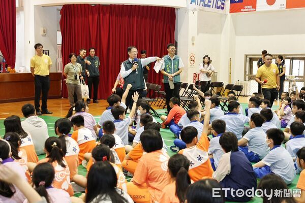 ▲台南市長黃偉哲率教育局、警察局及學校代表共同宣誓,攜手打造安全無毒的友善校園。(記者林東良翻攝,下同)