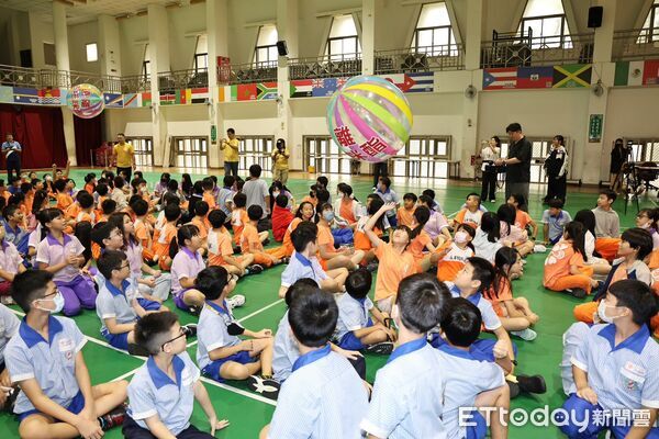 ▲台南市長黃偉哲率教育局、警察局及學校代表共同宣誓,攜手打造安全無毒的友善校園。(記者林東良翻攝,下同)