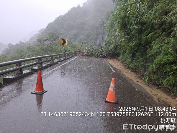 ▲▼ 豪雨狂炸！南橫桃源段「邊坡坍方」慘況曝　緊急封路搶修       。（圖／記者賴文萱翻攝）