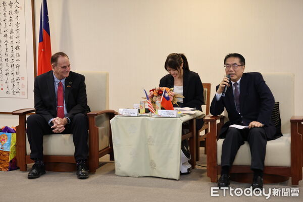 ▲台南市長黃偉哲接待美國錢德勒市長Kevin Hartke及訪問團，雙方共同慶祝締結友誼市10周年。（記者林東良翻攝，下同）