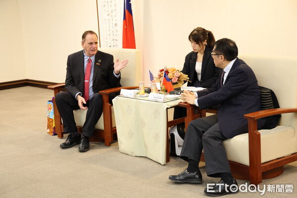 ▲台南市長黃偉哲接待美國錢德勒市長Kevin Hartke及訪問團，雙方共同慶祝締結友誼市10周年。（記者林東良翻攝，下同）