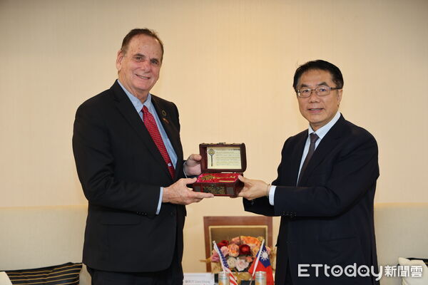 ▲台南市長黃偉哲接待美國錢德勒市長Kevin Hartke及訪問團，雙方共同慶祝締結友誼市10周年。（記者林東良翻攝，下同）