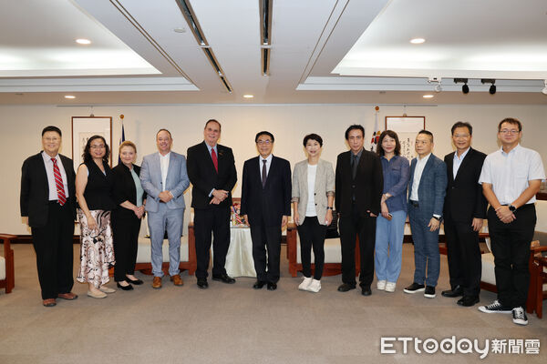 ▲台南市長黃偉哲接待美國錢德勒市長Kevin Hartke及訪問團，雙方共同慶祝締結友誼市10周年。（記者林東良翻攝，下同）