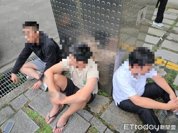 ▲▼台中警方在台北市某停車場查獲詐團3人組,搜出808萬元贓款。(圖/警方提供,下同)