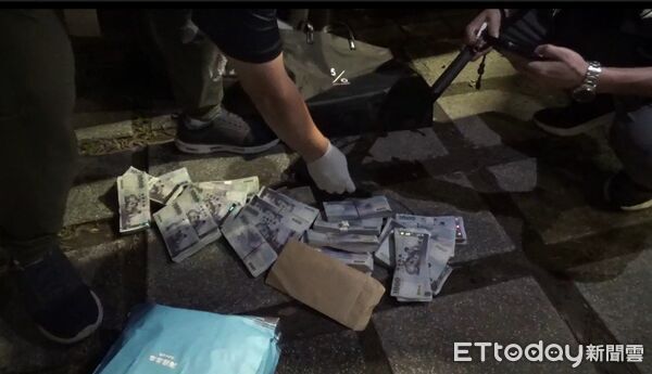 ▲▼台中警方在台北市某停車場查獲詐團3人組,搜出808萬元贓款。(圖/警方提供,下同)