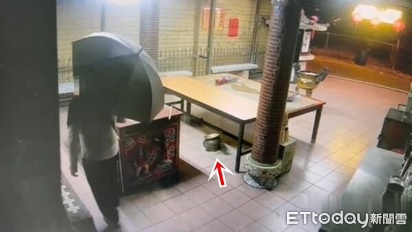 宜蘭怪男連砸2宮廟...推倒香爐拔令旗 監視器曝光信徒超心痛