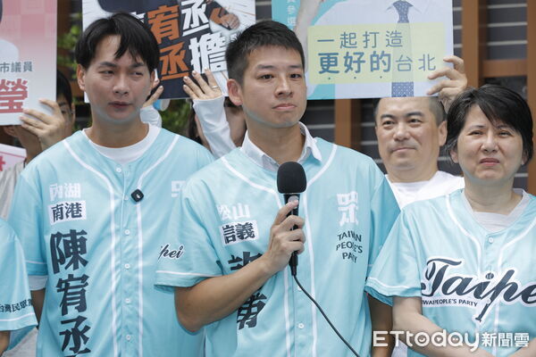▲▼2026年台北市市長、市議員選舉的參選人登記開放登記，民眾黨前後任主席柯文哲黃國昌陪同同黨台北市議員參選人黃瀞瑩、陳宥丞、許甫、林珍羽、吳怡萱、張志豪及文山區興豐里里長參選人李孟哲至台北市選委會領表登記參選。（圖／記者湯興漢攝）