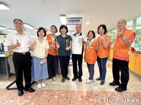 ▲台南市社會局進駐永華市政中心一樓聯合服務中心，社會局長郭乃文與研考會副主委陳仲杰共同揭牌。（記者林東良翻攝，下同）