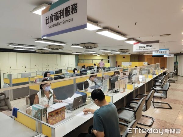 ▲台南市社會局進駐永華市政中心一樓聯合服務中心，社會局長郭乃文與研考會副主委陳仲杰共同揭牌。（記者林東良翻攝，下同）
