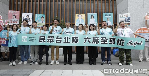 ▲▼2026年台北市市長、市議員選舉的參選人登記開放登記，民眾黨前後任主席柯文哲黃國昌陪同同黨台北市議員參選人黃瀞瑩、陳宥丞、許甫、林珍羽、吳怡萱、張志豪及文山區興豐里里長參選人李孟哲至台北市選委會領表登記參選。（圖／記者湯興漢攝）