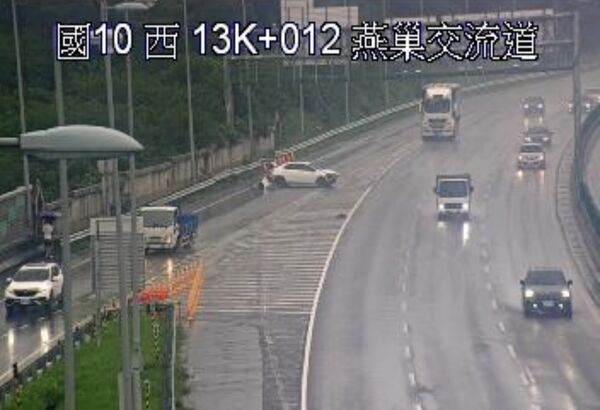 快訊／國10燕巢交流道出口打滑自撞 車「橫卡匝道口」1女送醫