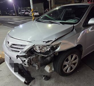 下交流道擦撞！神A逃400米棄車落跑　前後保險桿全爛畫面曝