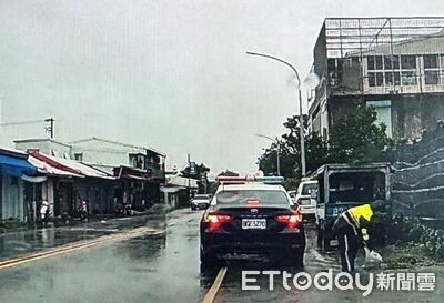 豪雨巡查發現排水溝堵塞 台東警冒雨清除垃圾維持排水順暢