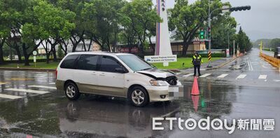 屏科大前小客車突自燃「引擎室竄火」　駕駛急下車驚險逃生