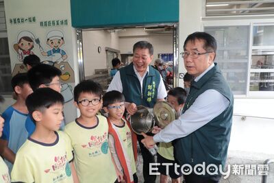 黃偉哲化身「美食秘密客」突襲校園　學生喊：全部吃光光