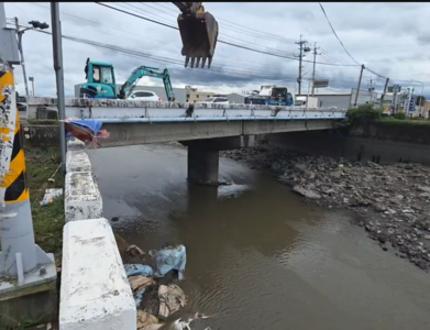 橋底被掏空！彰化35年老橋驚現巨大裂縫　縣府緊急堆沙包應變