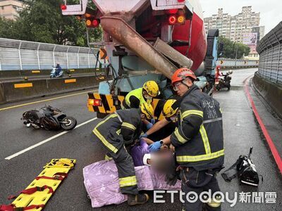 快訊/水泥車撞機車!男騎士捲車底受困 奇蹟獲救只有擦挫傷