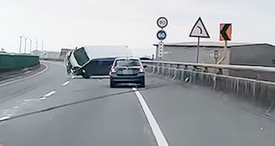 台61線桃園觀音段2車碰撞 廂型車翻滾一圈!駕駛被揪酒駕