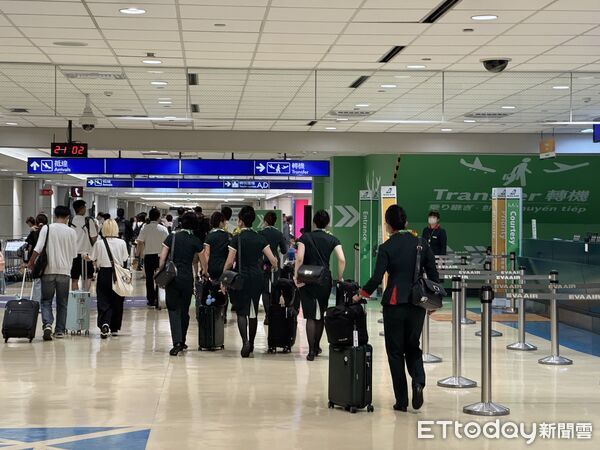 空服員、地勤工作名牌不再秀全名 華航、長榮、星宇全跟進