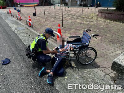 66歲輪椅男跌倒無力起身　里港警及時救援護送返家