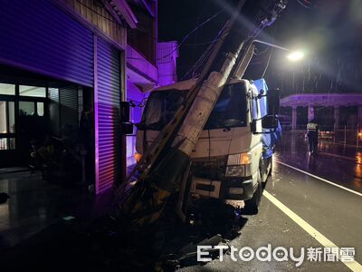 高雄貨車「雨夜打滑」撞倒電桿!砰一聲如雷擊 慘害住戶停電
