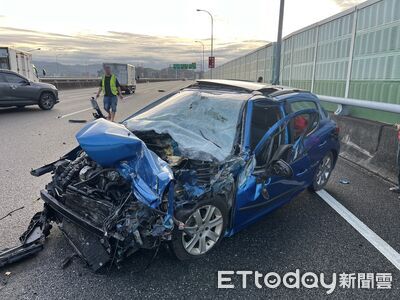 國1汐五高架三重段「3車連環撞」！2駕駛輕傷送醫　現場畫面曝光