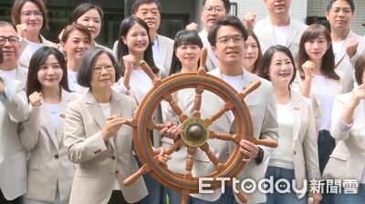 陪沈伯洋登記參選台北市長　蔡英文送「神秘大禮」：一起成為洋流
