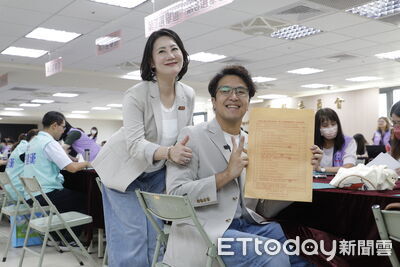 沈伯洋登記參選巧遇「大學長」 連勝文驚:哇這樣我不好意思批評