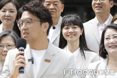 直擊/依然搶眼!綠小雞集結「高嘉瑜忘帶戰袍」 記者、助理急支援