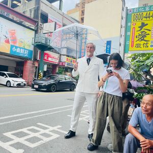 不二坊蛋黃酥太搶手!肯德基爺爺也來排隊 民眾瘋搶合照打卡