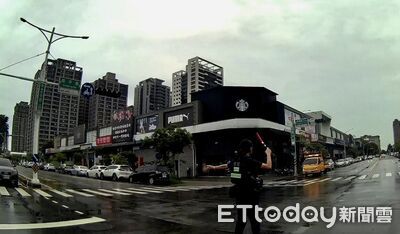 台南安平路口號誌全罷工又遇大雨 警冒雨指揮守護車流