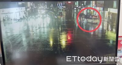 驚悚畫面！新店白車右轉撞倒撐傘女害腦出血　駕駛未禮讓慘了