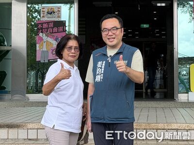 嘉義縣六屆資深議員姜梅紅交棒 今陪兒姜鈞翔登記參選