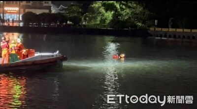 台南安平漁港傳呼救聲! 男子落水載浮載沉海巡急下水救援