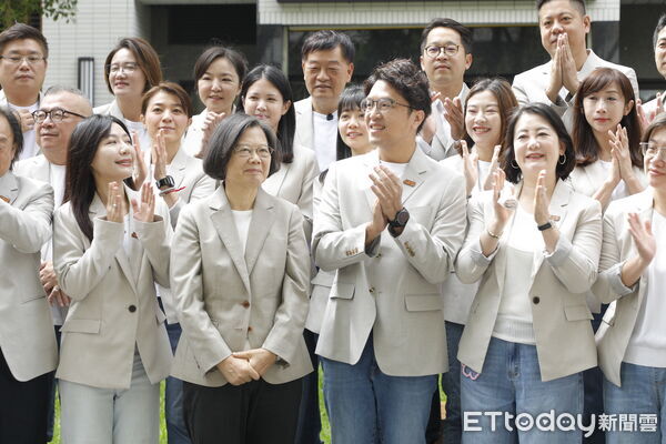 ▲▼民進黨台北市長參選人沈伯洋在前總統蔡英文的陪同下，聯合26名同黨台北市議員參選人前往台北市選委會領表登記正式參選台北市長。（圖／記者湯興漢攝）