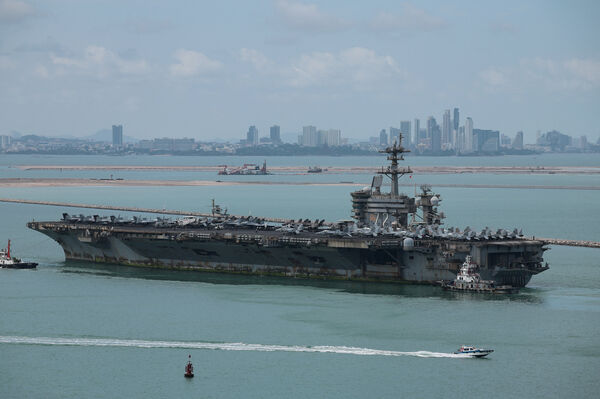 ▲▼美國核動力航空母艦「林肯號」(USS Abraham Lincoln)連續航行逾270天後,終於停靠泰國芭達雅(Pattaya)廉查邦港(Laem Chabang port)。(圖/路透)