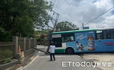 林口無人公車「自己滑」撞斷電桿!司機忘拉手煞車出包