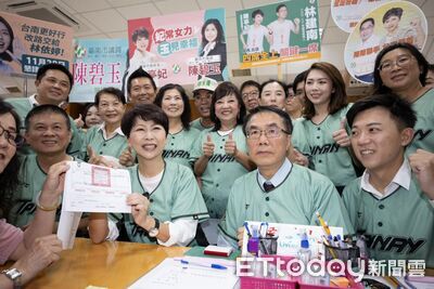 黃偉哲交棒陳亭妃！民進黨台南隊完成登記　喊女市長、議員全壘打