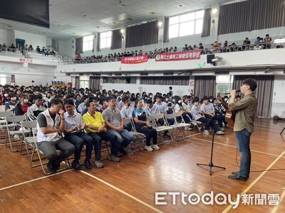 開學最暖一課!視障歌手吳博強登土庫商工 學生勇敢站上舞台