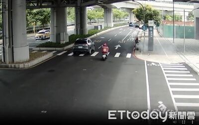三峽移工騎電動車突狂冒煙 驚恐丟捷運站口下一秒起火