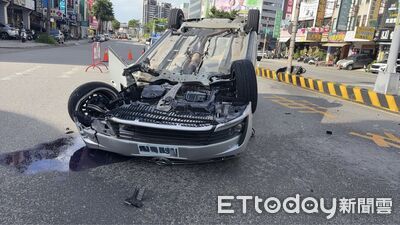 自小客正面對撞分隔島翻覆...1家4人爬出車外　駕駛：太累了