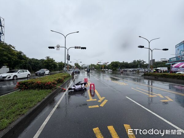 ▲台東市四維路三段與泰安街口發生交通事故，警方到場處理並協助傷者送醫。（圖／記者楊晨東翻攝）
