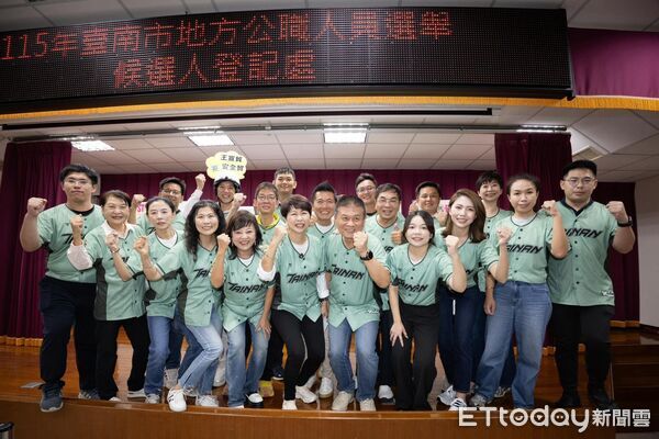 ▲民進黨台南市長候選人陳亭妃率市議員候選人團隊，前往台南市選舉委員會完成參選登記。（記者林東良翻攝，下同）