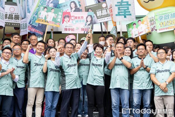 ▲民進黨台南市長候選人陳亭妃率市議員候選人團隊，前往台南市選舉委員會完成參選登記。（記者林東良翻攝，下同）