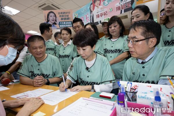 ▲民進黨台南市長候選人陳亭妃率市議員候選人團隊，前往台南市選舉委員會完成參選登記。（記者林東良翻攝，下同）