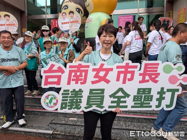 ▲民進黨台南市長候選人陳亭妃率市議員候選人團隊，前往台南市選舉委員會完成參選登記。（記者林東良翻攝，下同）
