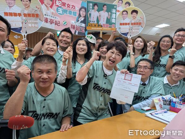 ▲民進黨台南市長候選人陳亭妃率市議員候選人團隊，前往台南市選舉委員會完成參選登記。（記者林東良翻攝，下同）