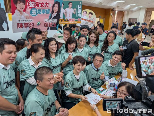 ▲民進黨台南市長候選人陳亭妃率市議員候選人團隊，前往台南市選舉委員會完成參選登記。（記者林東良翻攝，下同）